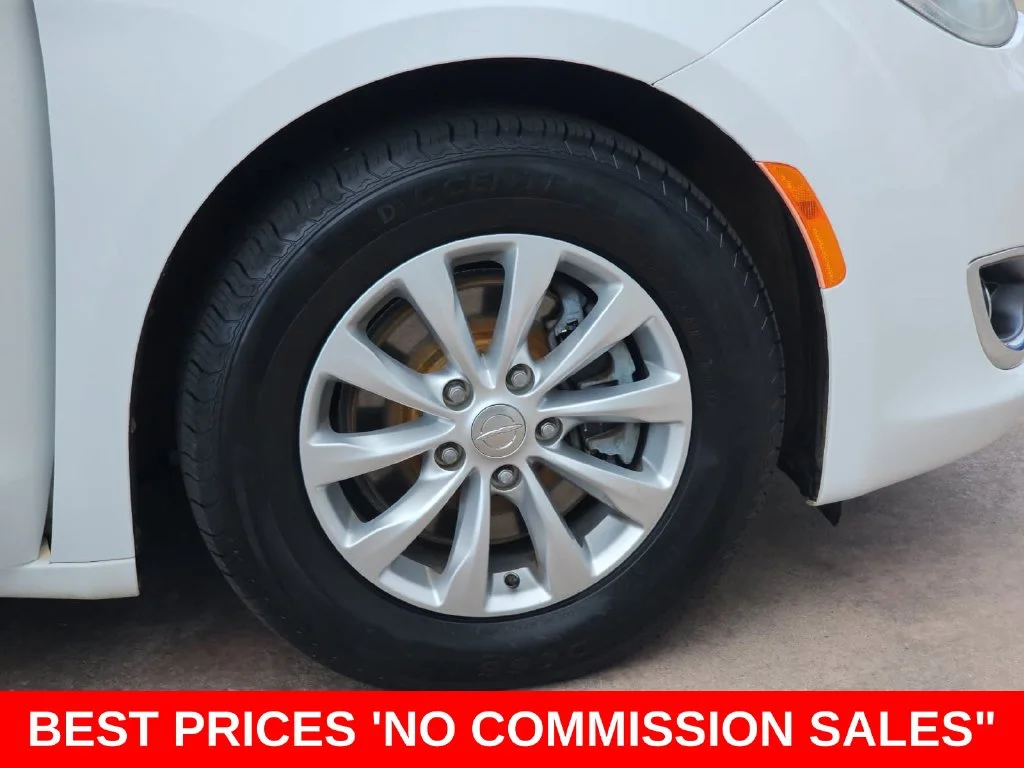Used 2018 White Chrysler Touring L image 39