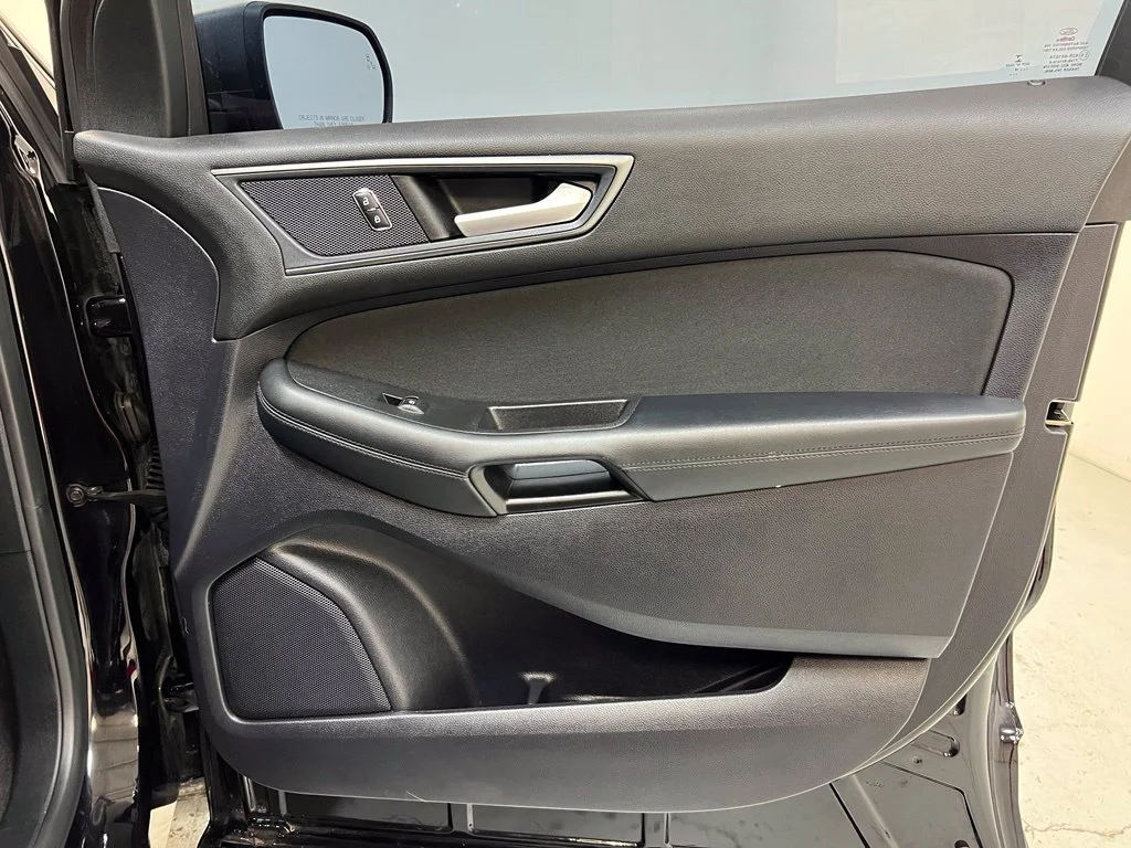 Used 2019 Black Ford SE image 31