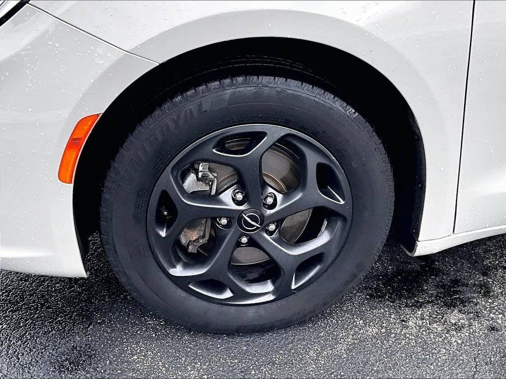 Used 2021 Luxury White Pearlcoat Chrysler Hybrid Touring image 7