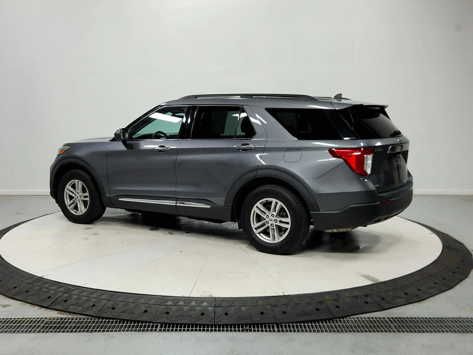 Used 2022 Carbonized Gray Metallic Ford XLT image 5
