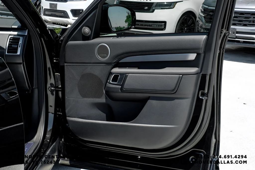 New 2026 Santorini Black Metallic Land Rover Dynamic SE image 49