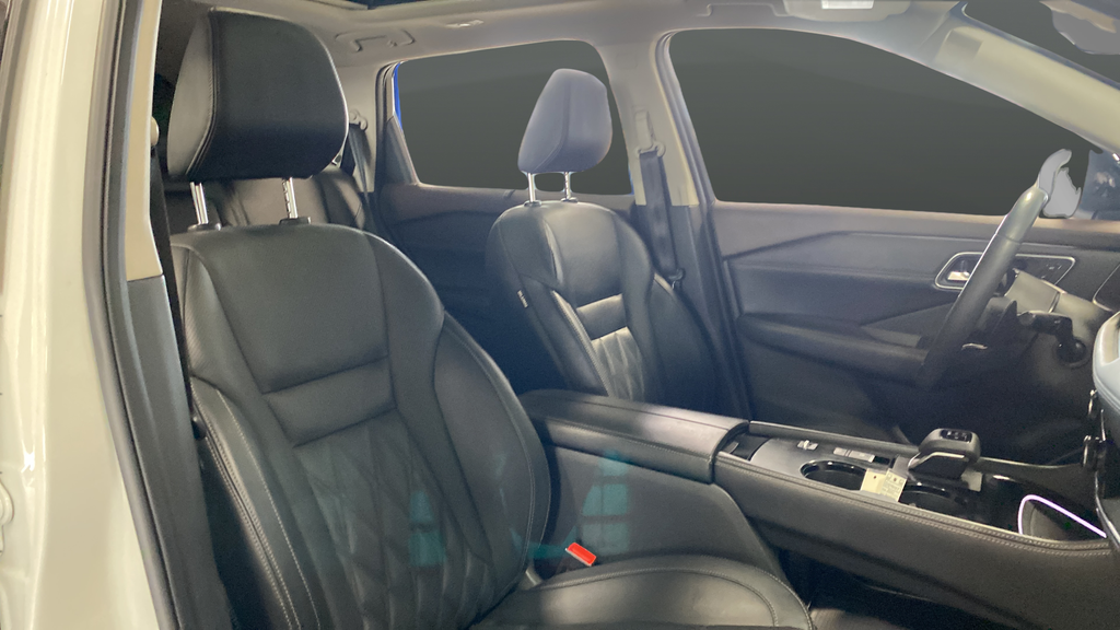 Used 2021 Pearl White Tricoat/Super Black Nissan Platinum image 24