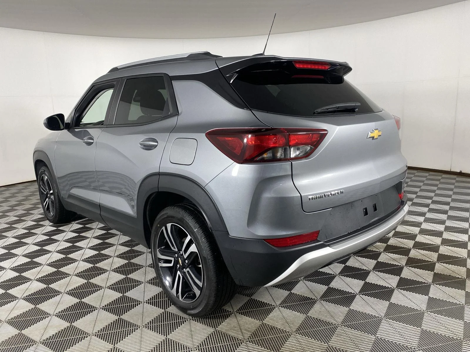 Used 2023 Sterling Gray Metallic Chevrolet LT image 5