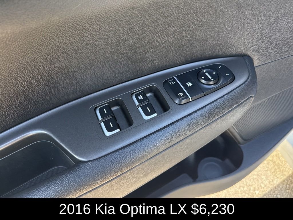 Used 2016 Snow White Pearl Kia LX image 12