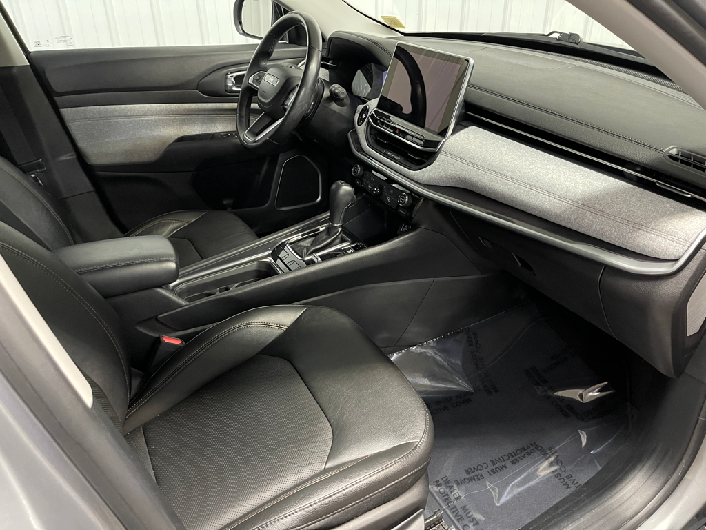 Used 2022 Silver Jeep Latitude Lux image 18