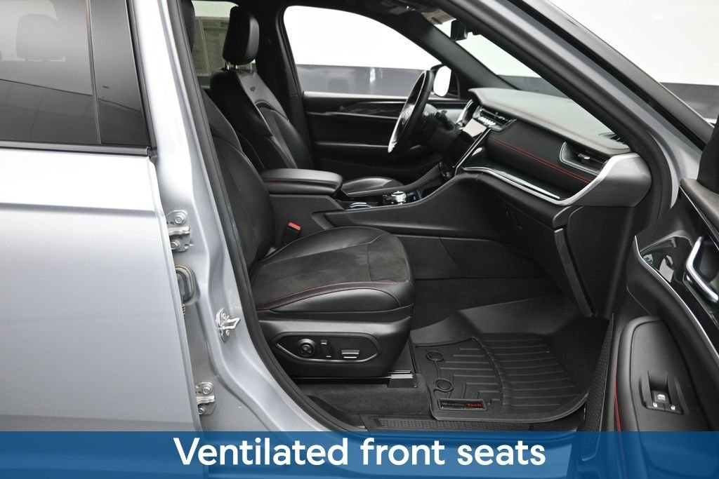 Used 2022 Silver Jeep Trailhawk image 11