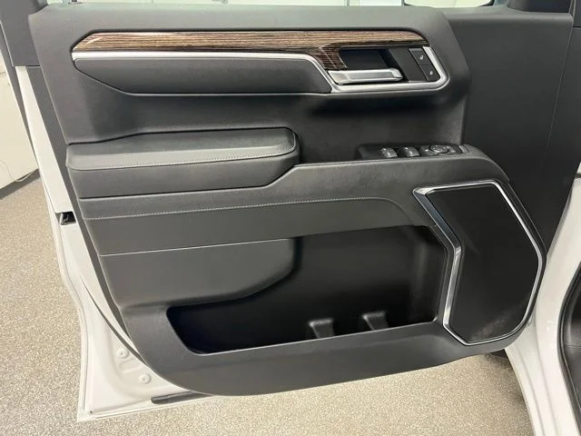 Used 2023 White GMC SLE image 21