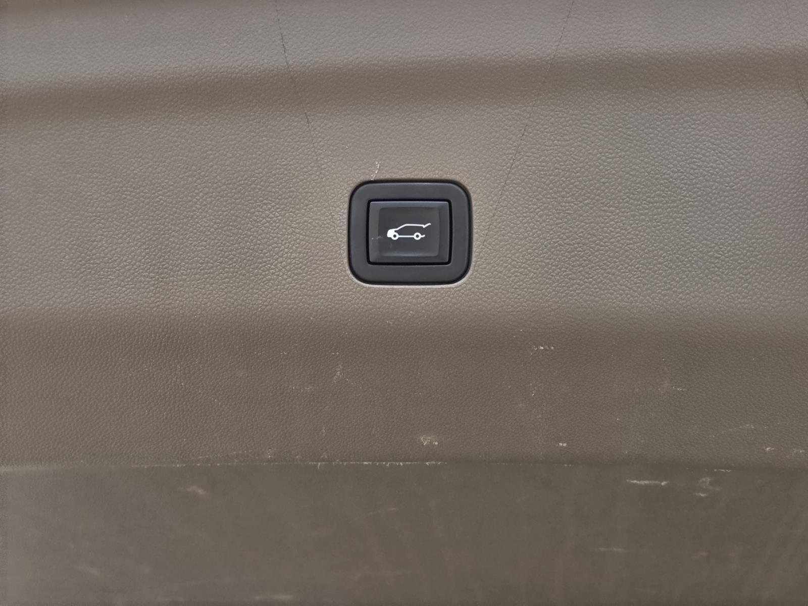 Used 2022 White Frost Tricoat GMC Denali image 11