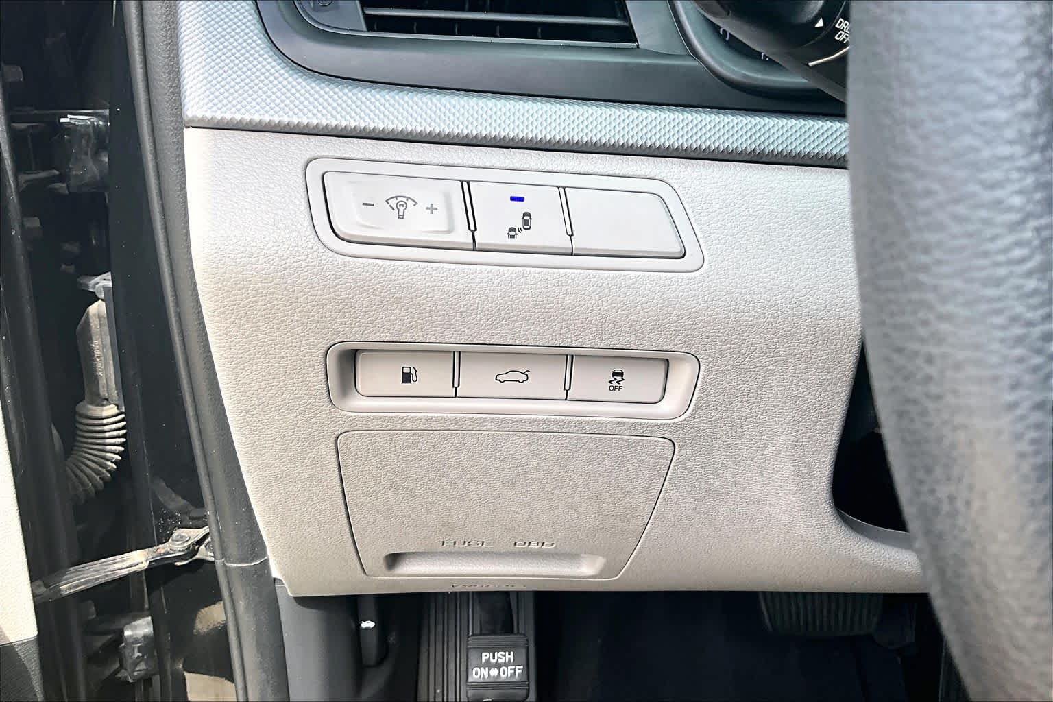 Used 2019 Phantom Black Hyundai SE image 32