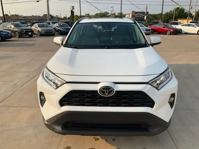 Used 2019 White Toyota XLE Premium image 36