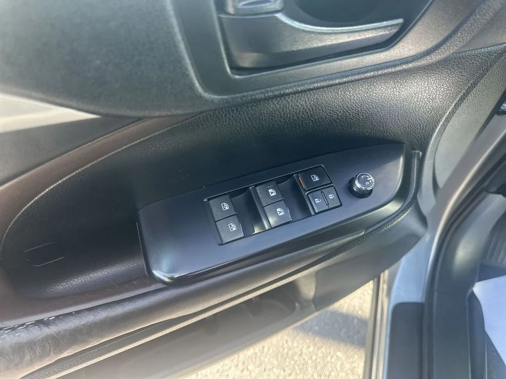 Used 2016 Silver Toyota LE V6 image 19