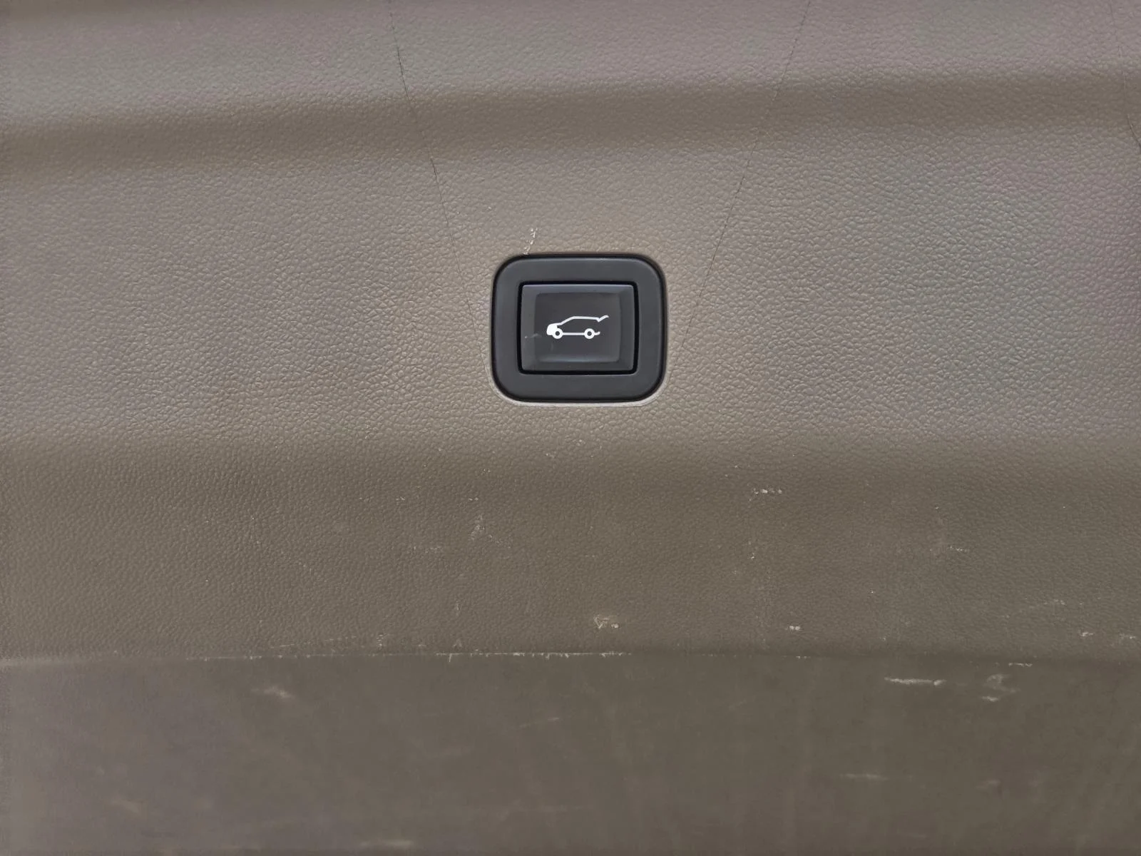 Used 2022 White Frost Tricoat GMC Denali image 11