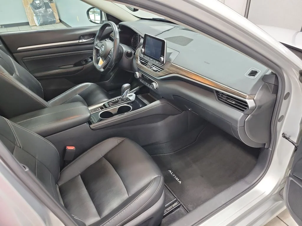 Used 2020 Silver Nissan 2.5 SL image 17