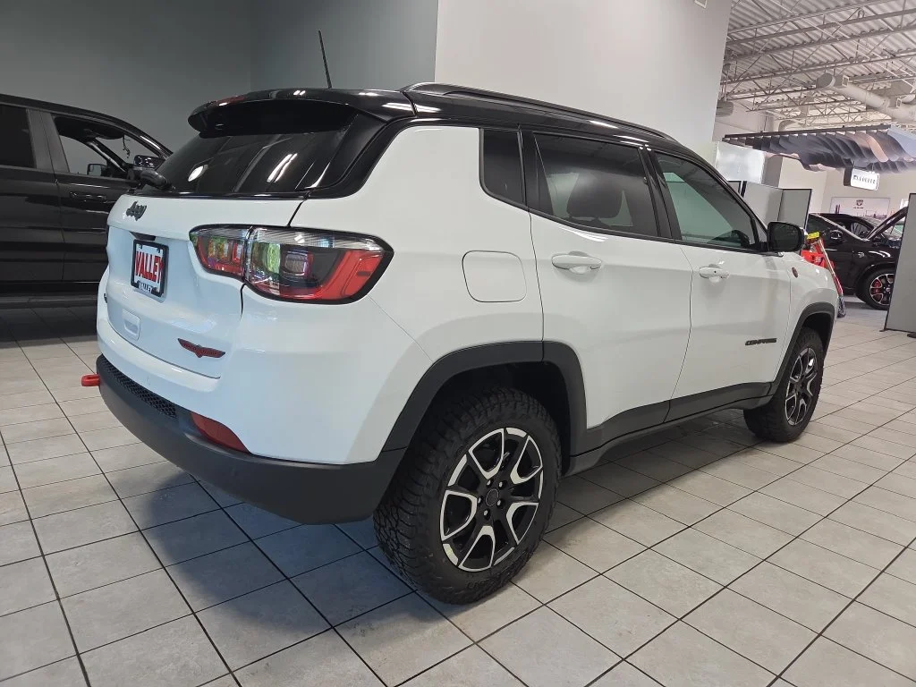 New 2026 Bright White Clear-Coat Exterior Paint Jeep Trailhawk image 7