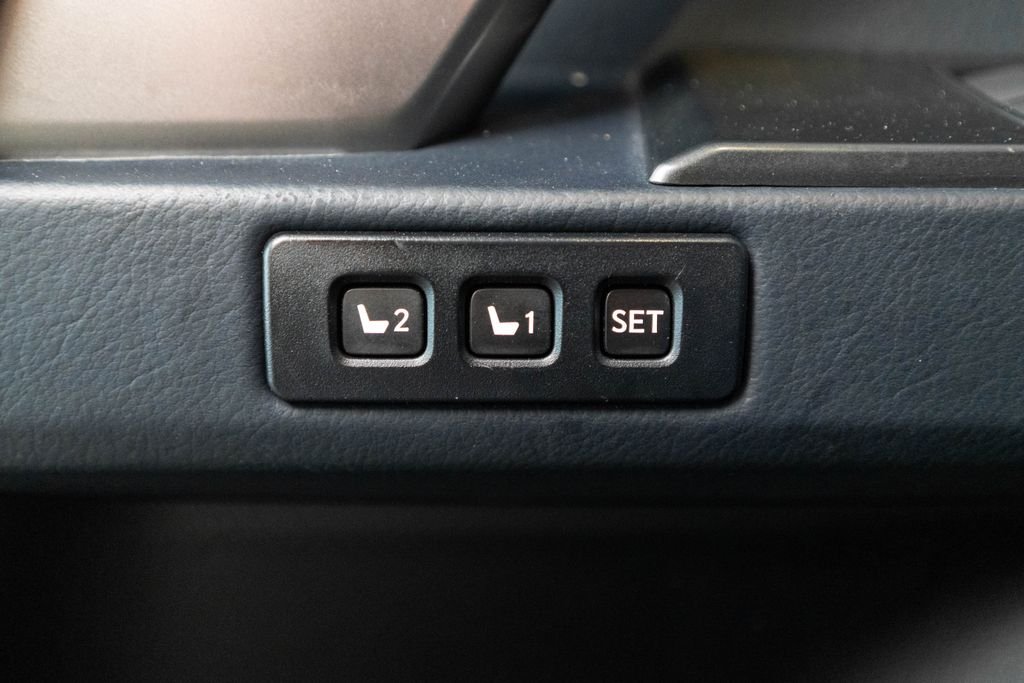 Used 2022 Black Lexus 460 image 20