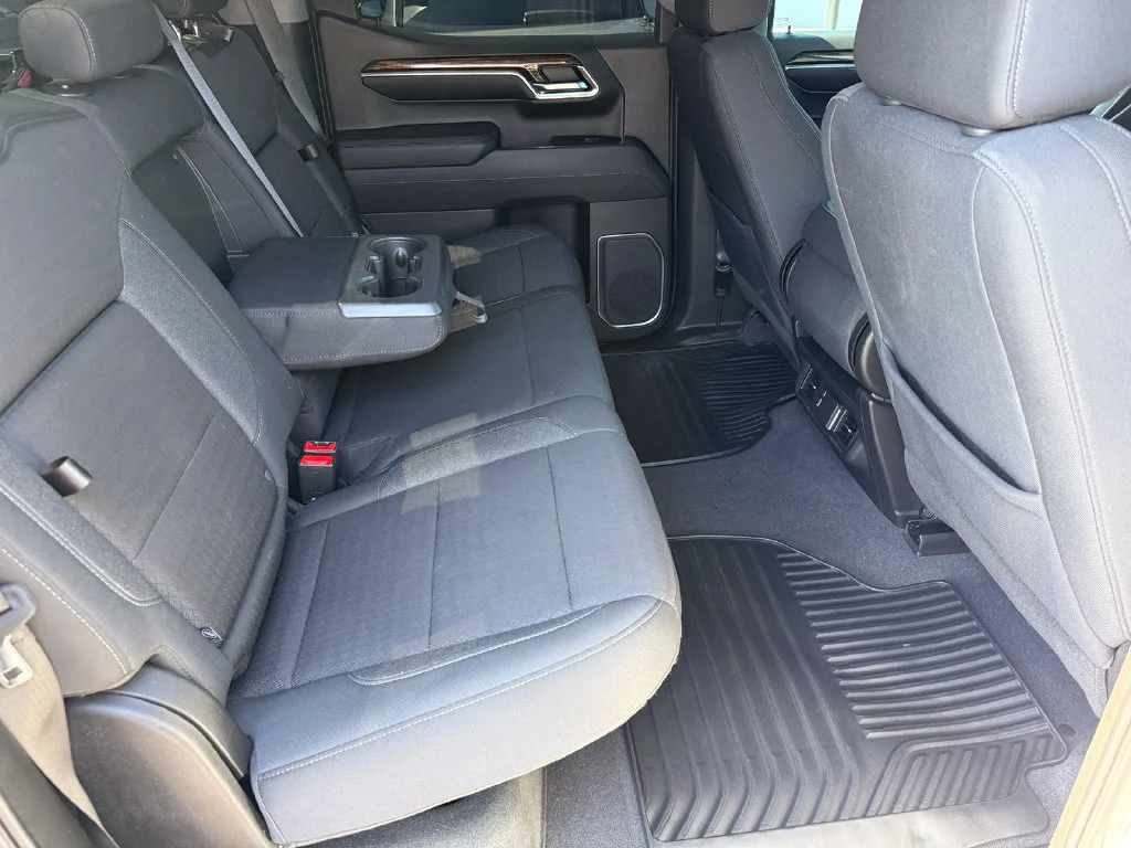 Used 2023 SUMMIT WHITE GMC Elevation image 17