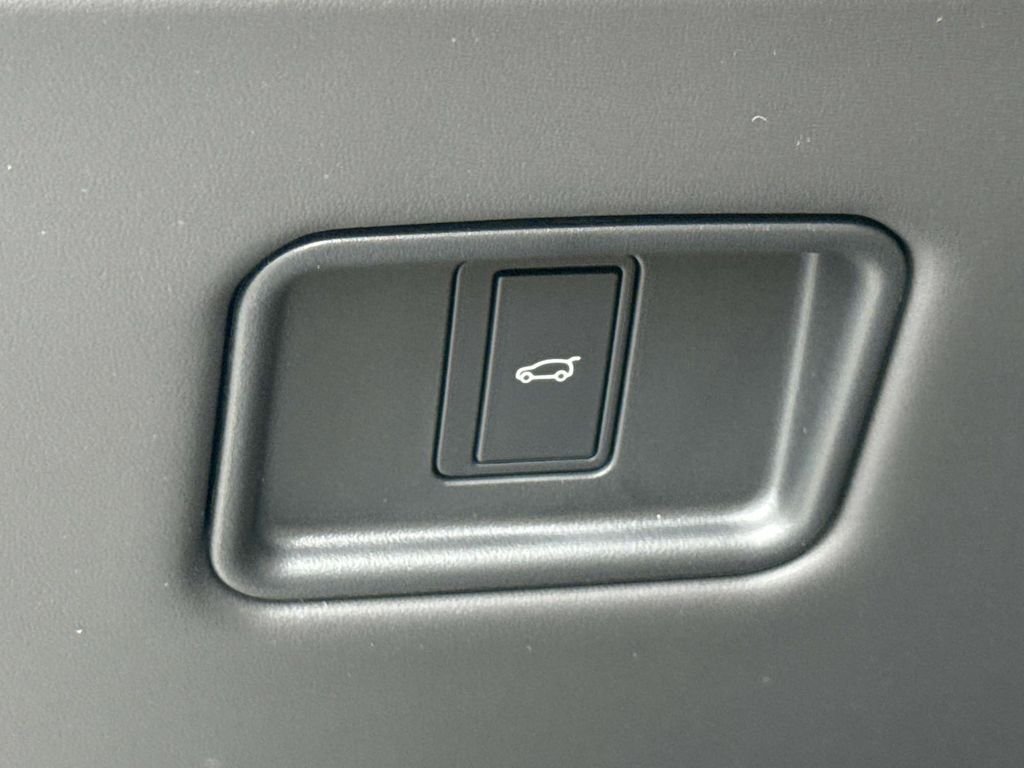New 2026 Ostuni Pearl White Land Rover Dynamic SE image 22