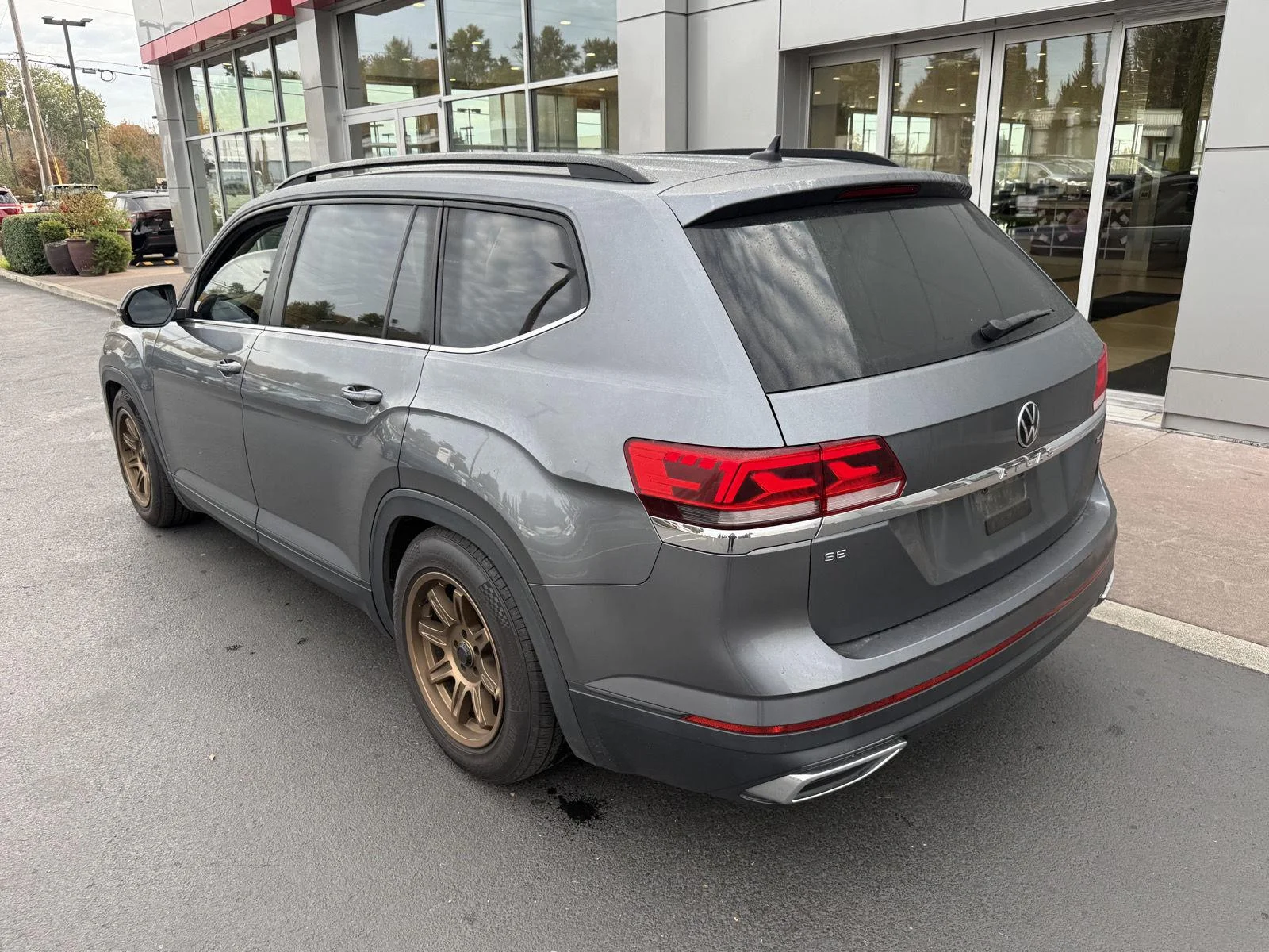 Used 2022 Platinum Gray Metallic Volkswagen 2.0T SE image 3