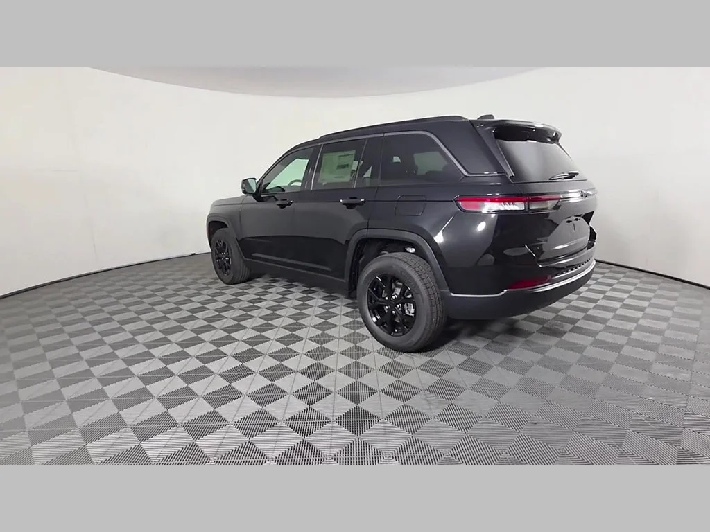 New 2026 Diamond Black Crystal Pearl-Coat Exterior Paint Jeep Laredo Altitude image 34