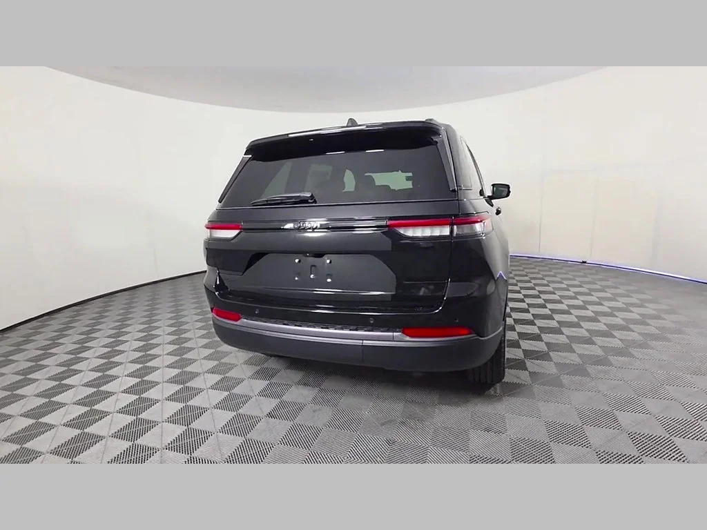 New 2026 Diamond Black Crystal Pearl-Coat Exterior Paint Jeep Laredo Altitude image 29