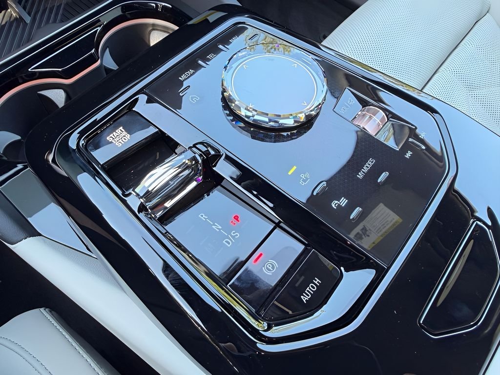 New 2027 Mineral White Metallic BMW 550e xDrive image 19