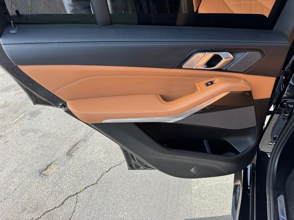 Used 2026 Black BMW M60i image 33
