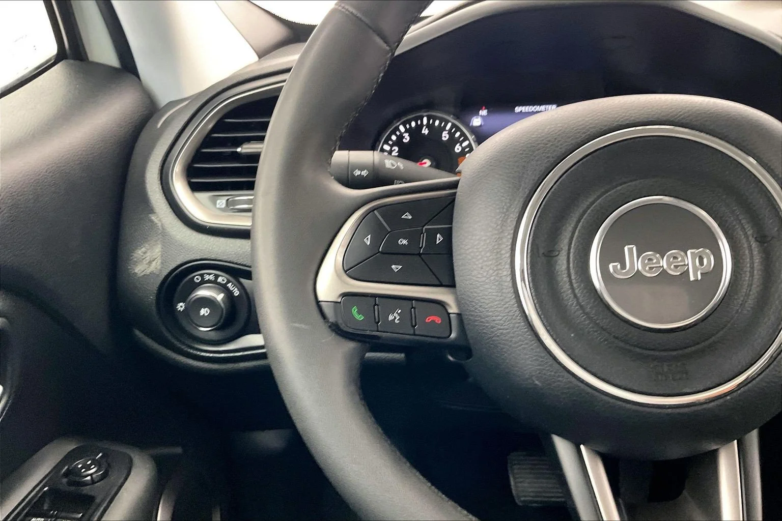 Used 2022 Alpine White Clearcoat Jeep Latitude image 19