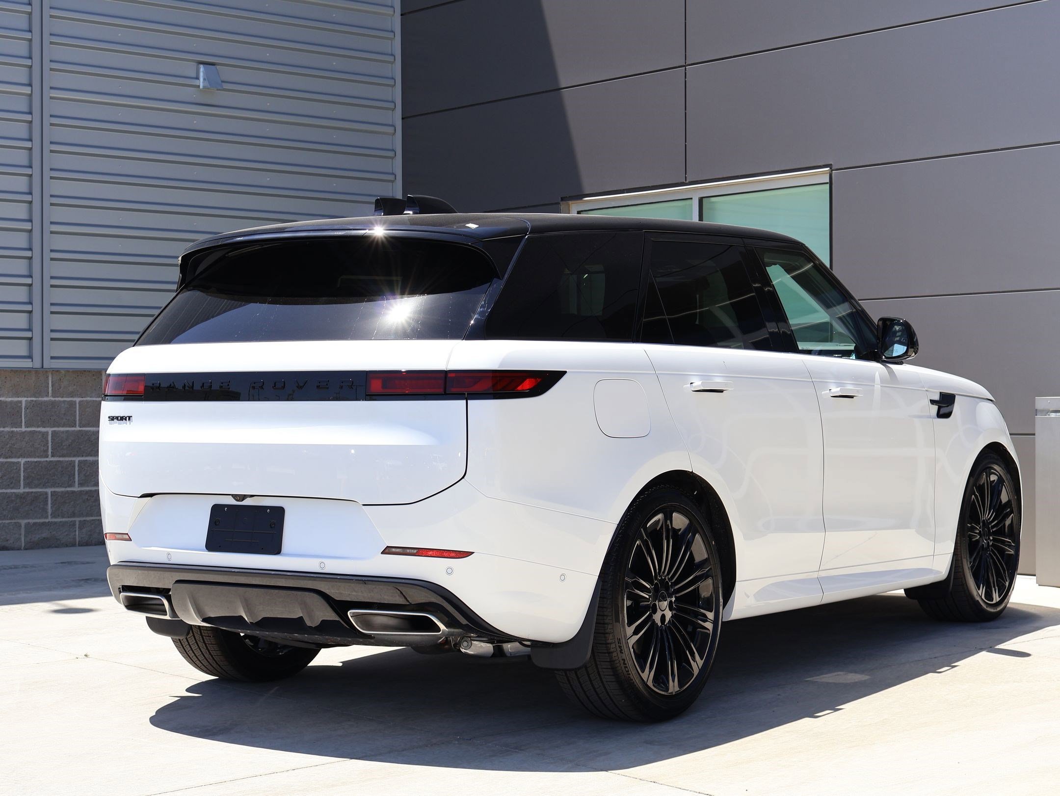 New 2026 Ostuni Pearl White LAND ROVER P400 Dynamic SE image 5