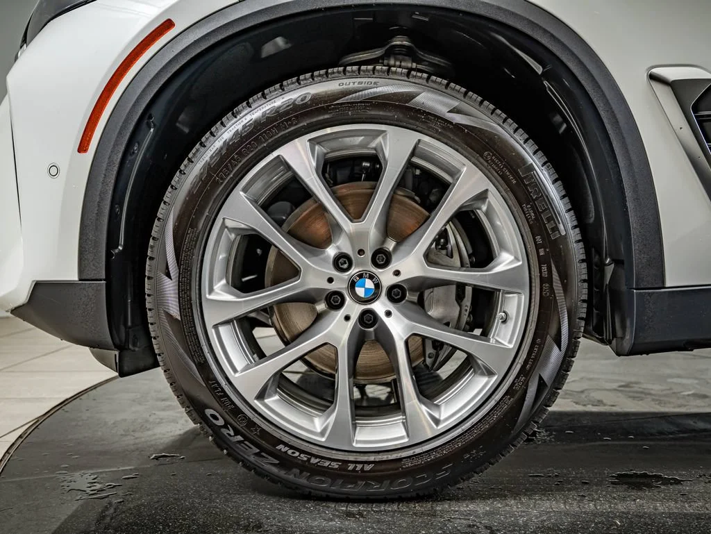 New 2026 Mineral White Metallic BMW xDrive40i image 10