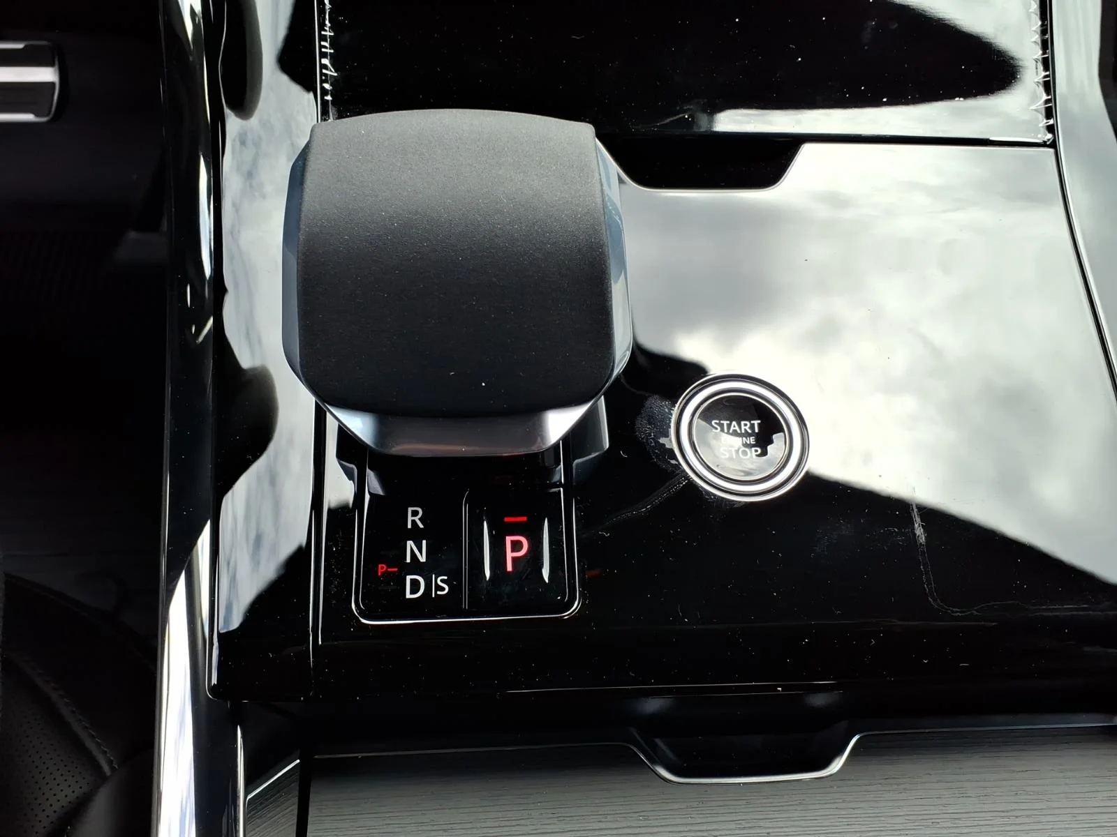 New 2026 Fuji White Land Rover Dynamic SE image 13