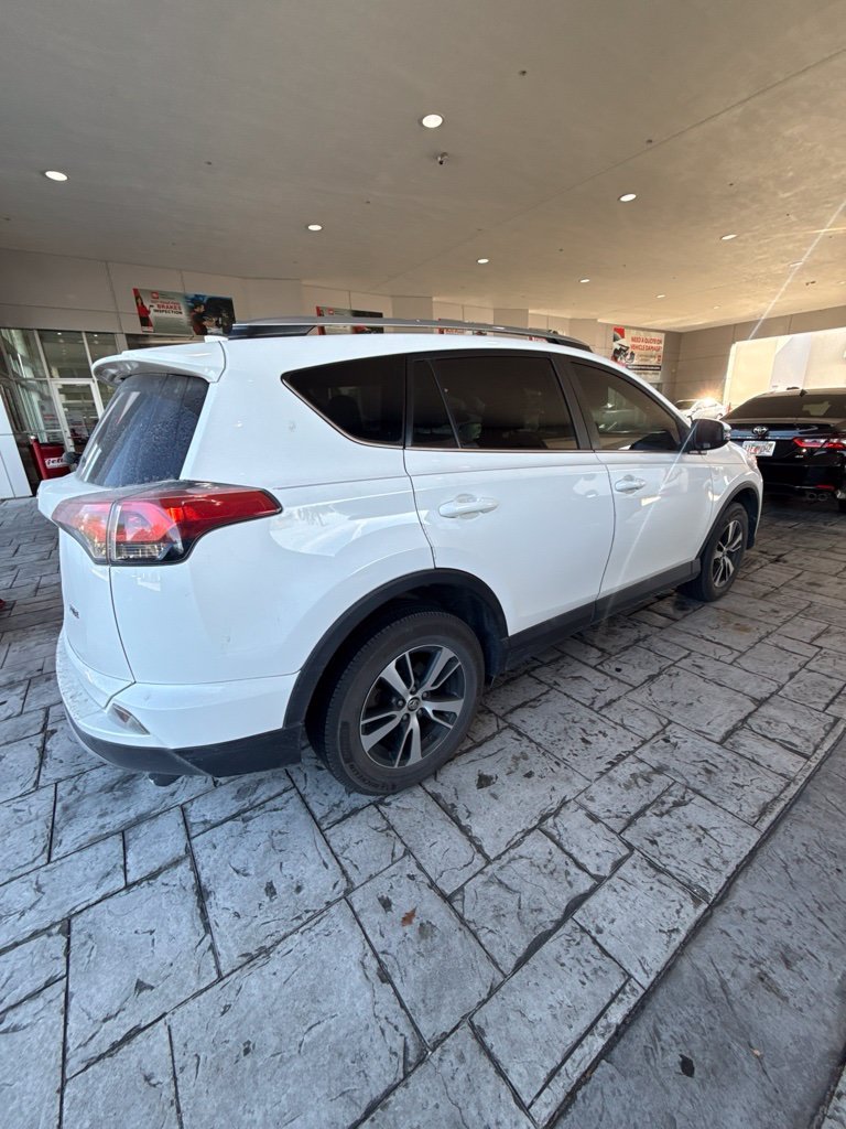 Used 2018 White Toyota XLE image 6