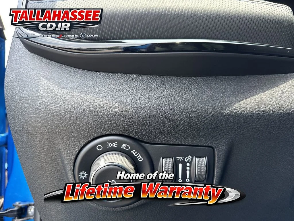 New 2026 Hydro Blue Pearl-Coat Exterior Paint Jeep Latitude image 36