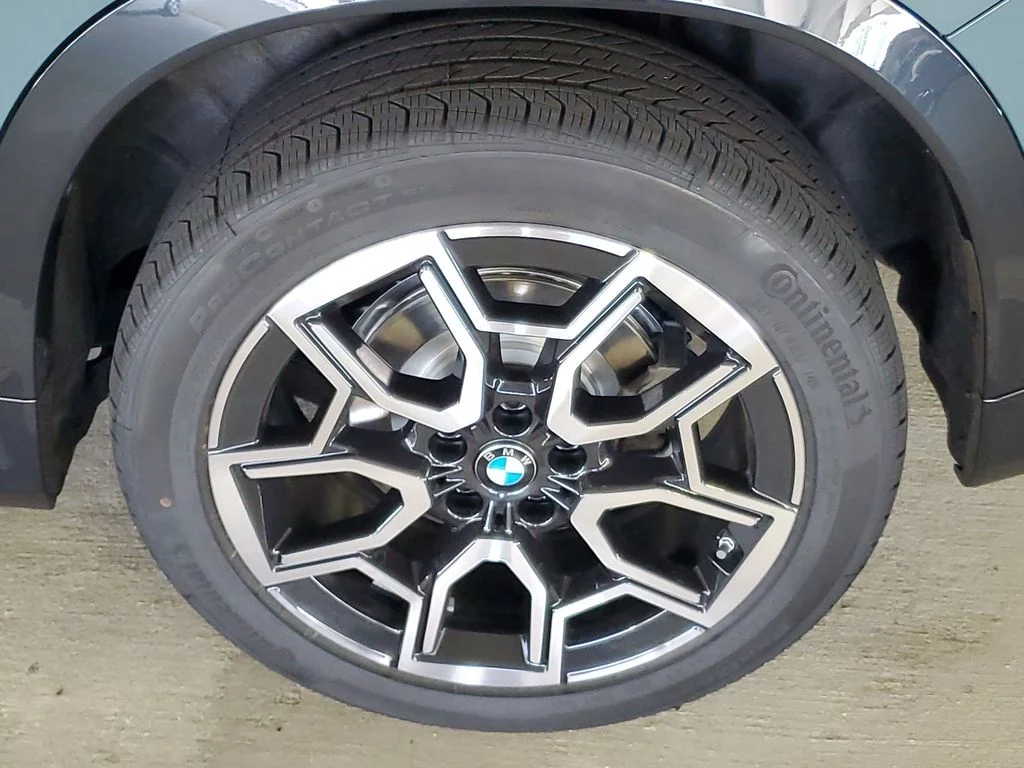 New 2026 Cape York Green Metallic BMW xDrive28i image 5