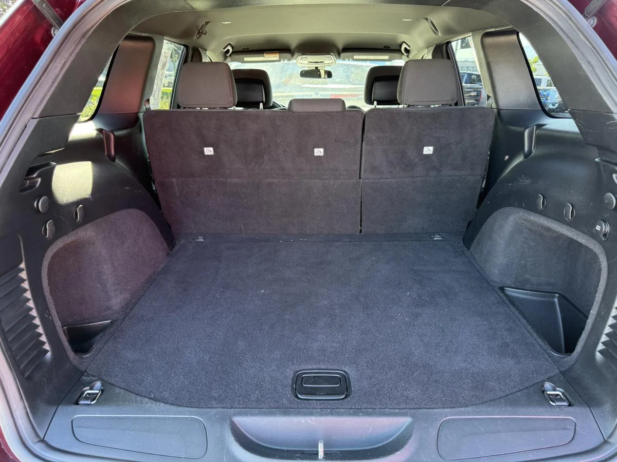 Used 2018 Red Jeep Laredo 4wd image 7