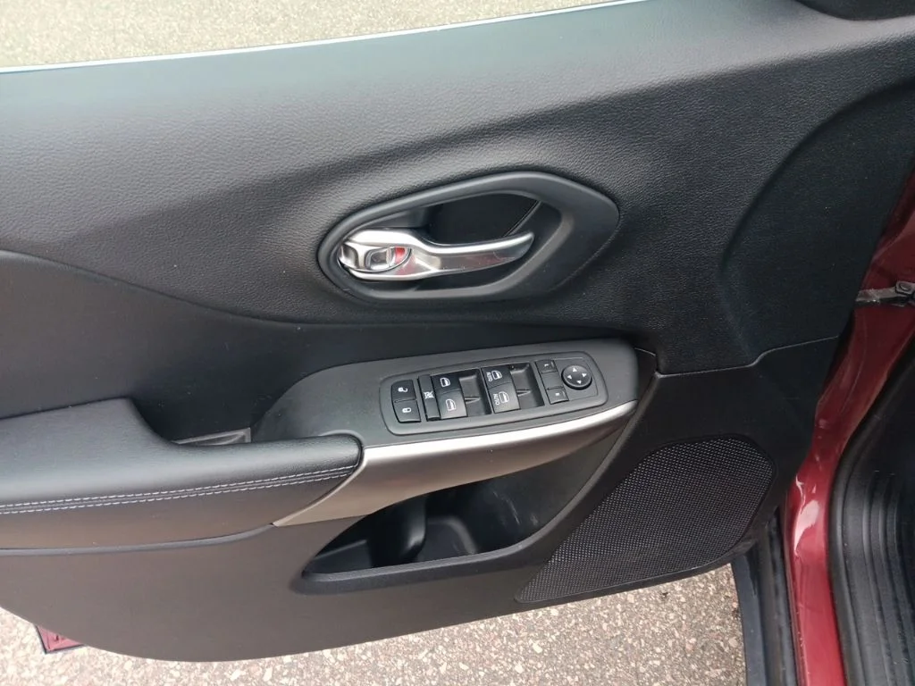 Used 2019 Velvet Red Pearlcoat Jeep Latitude Plus image 16