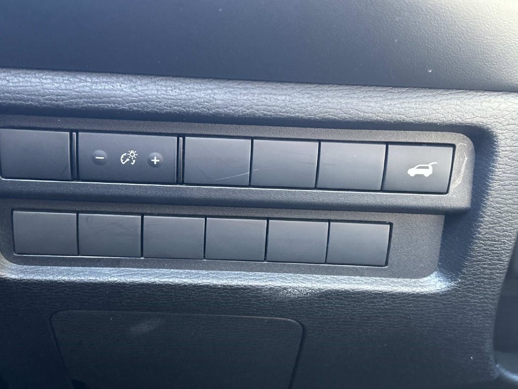 Used 2025 Silver Mitsubishi SE image 21