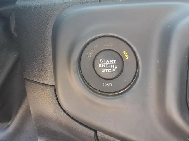 Used 2018  Jeep Sport S image 10