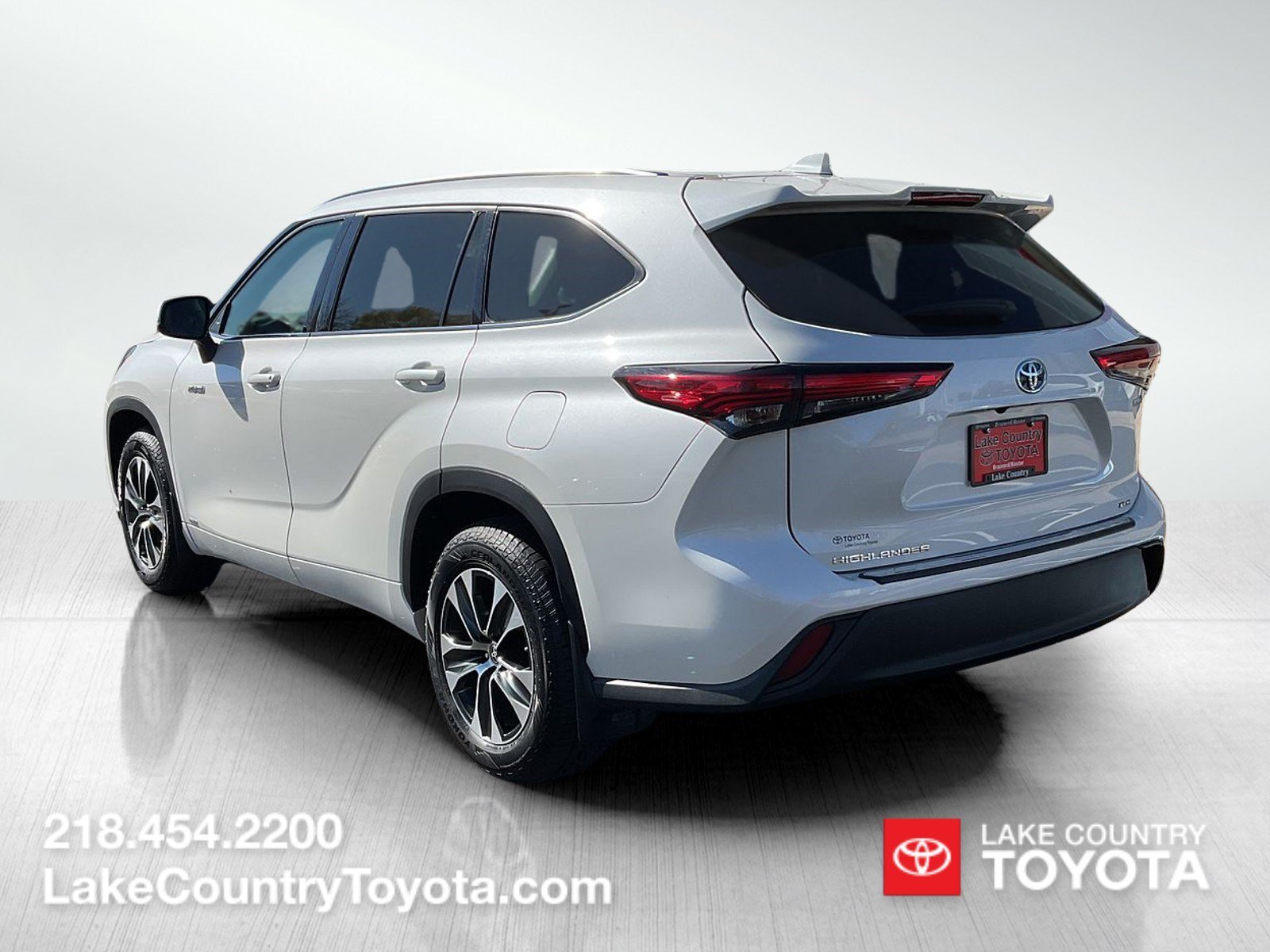 Used 2020 Blizzard Pearl Toyota XLE image 2