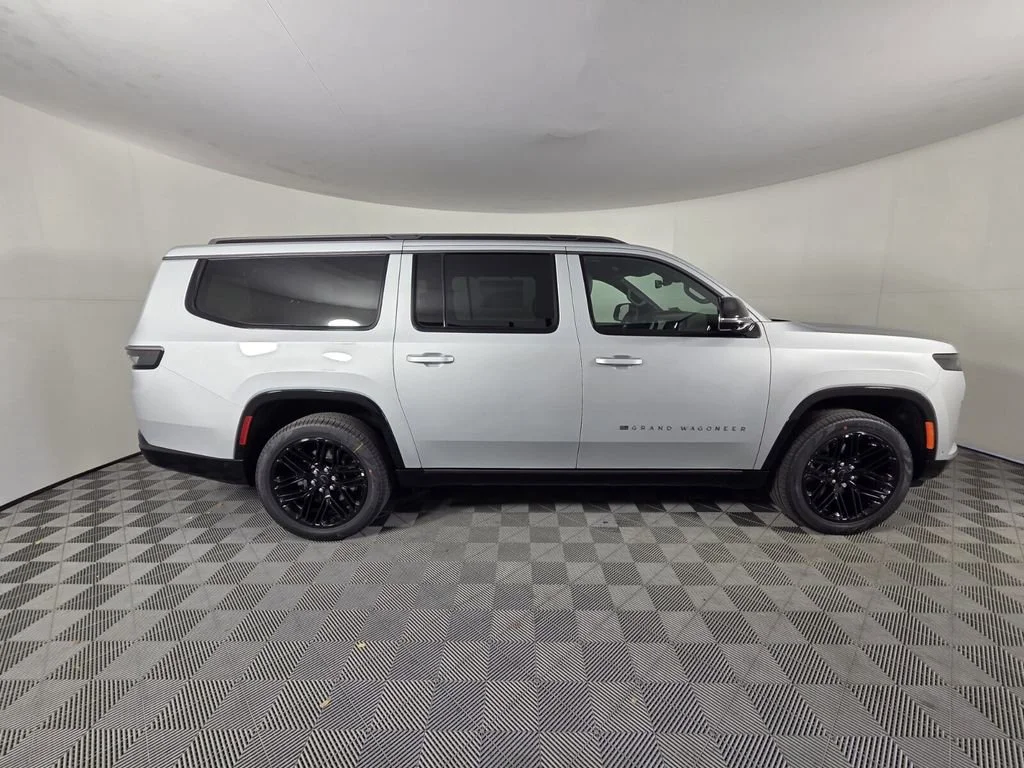 New 2026 Silver-Zynith Exterior Paint Jeep Limited Reserve image 4
