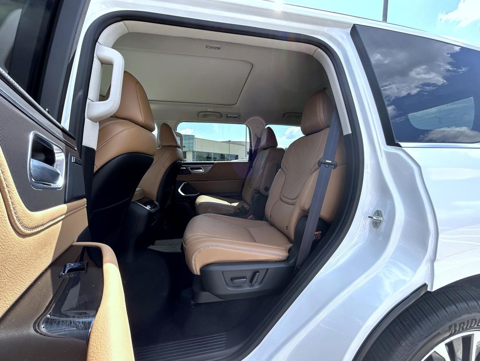 New 2027 RADIANT WHITE INFINITI Luxe 4WD image 21
