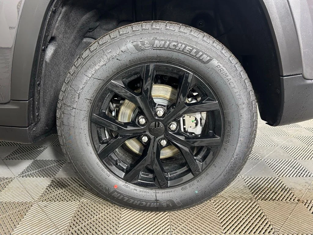 New 2026 Baltic Gray Metallic Clear-Coat Exterior Paint Jeep Altitude image 22