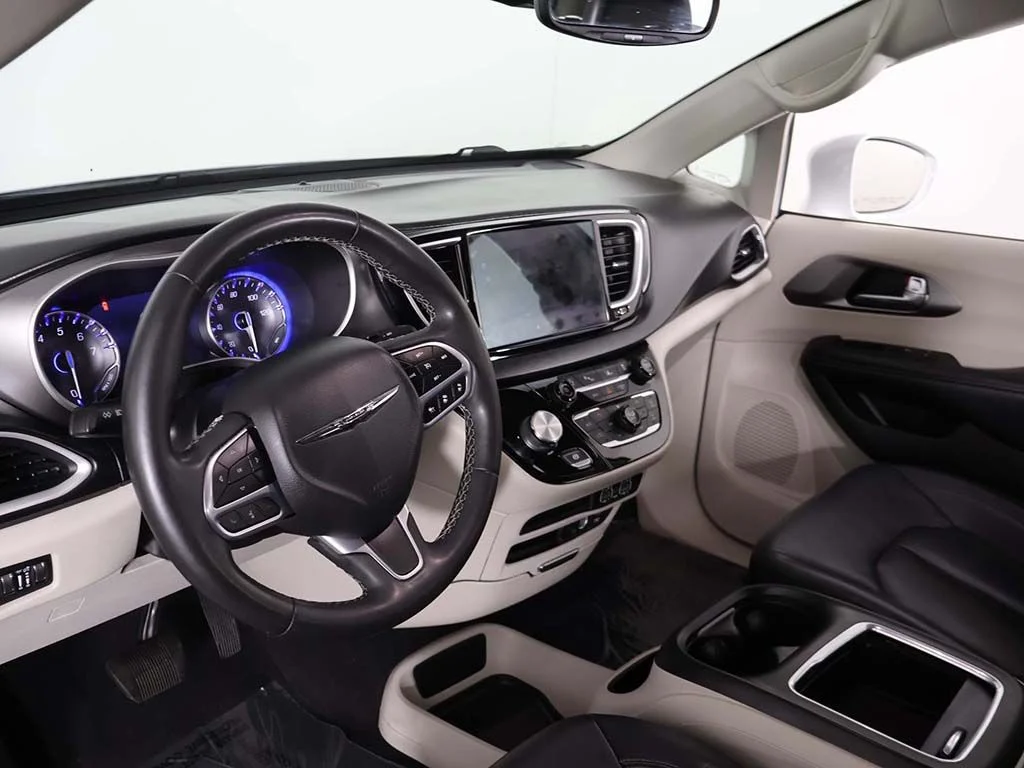 Used 2022 Bright White Clearcoat Chrysler Touring L image 24