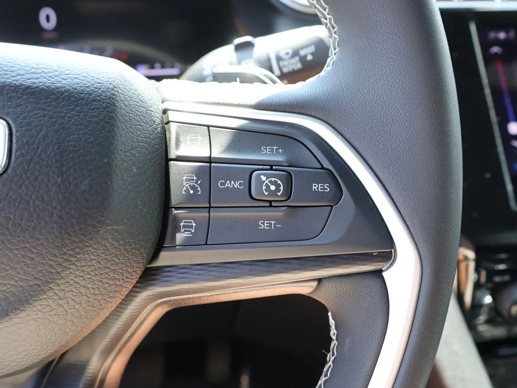 Used 2024 White Jeep Altitude image 27