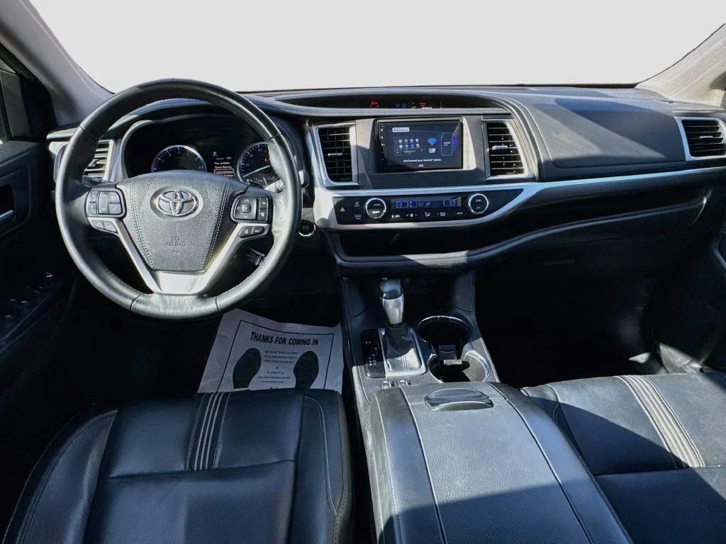 Used 2018 Silver Toyota SE image 27