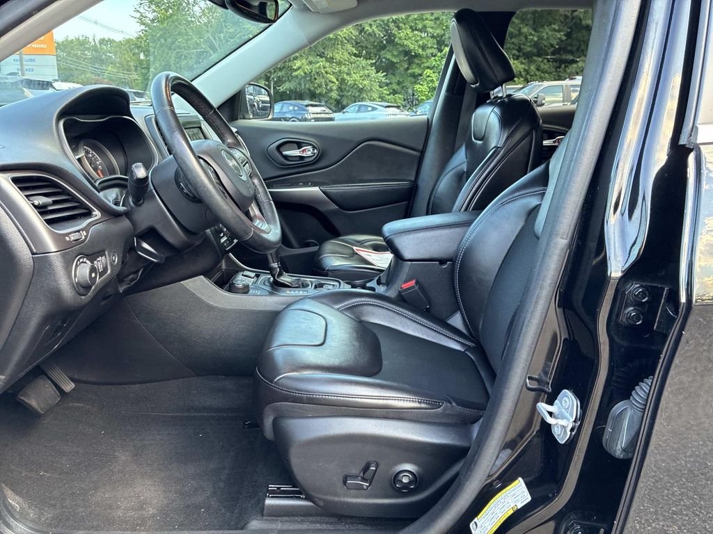 Used 2019 Black Jeep Latitude Plus image 23