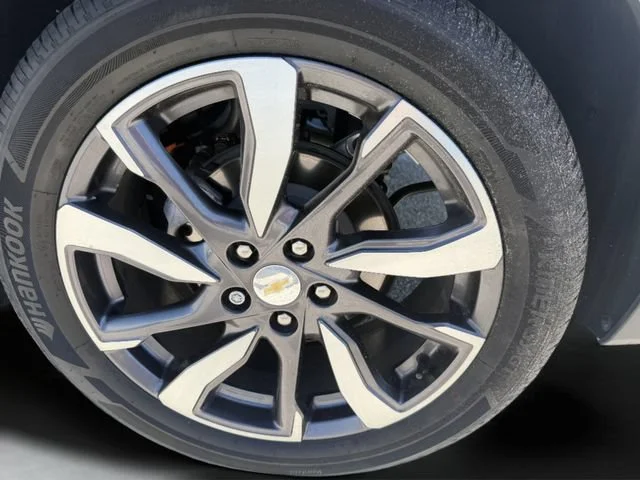 Used 2024 Iridescent Pearl Tricoat Chevrolet Premier image 39