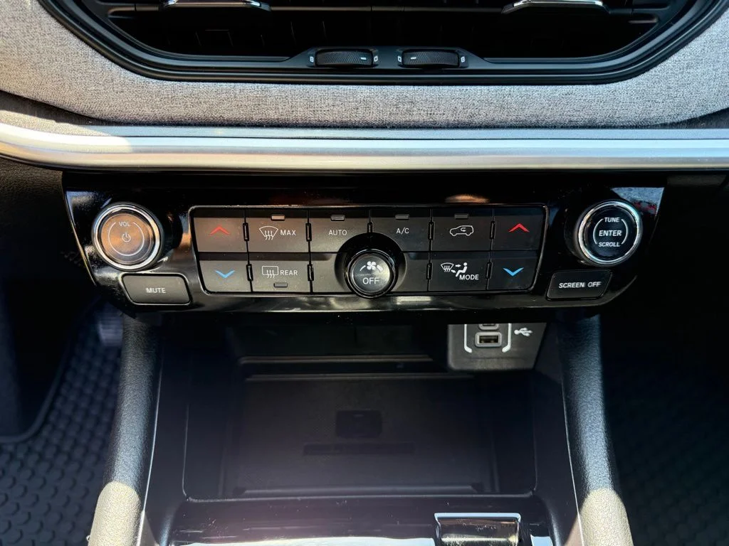 Used 2023 Redline Pearlcoat Jeep Latitude Lux image 22