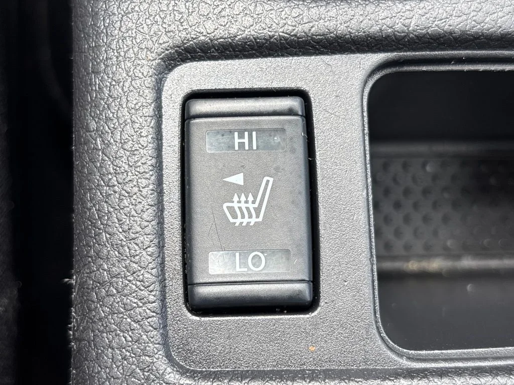 Used 2018 White Nissan SL image 31