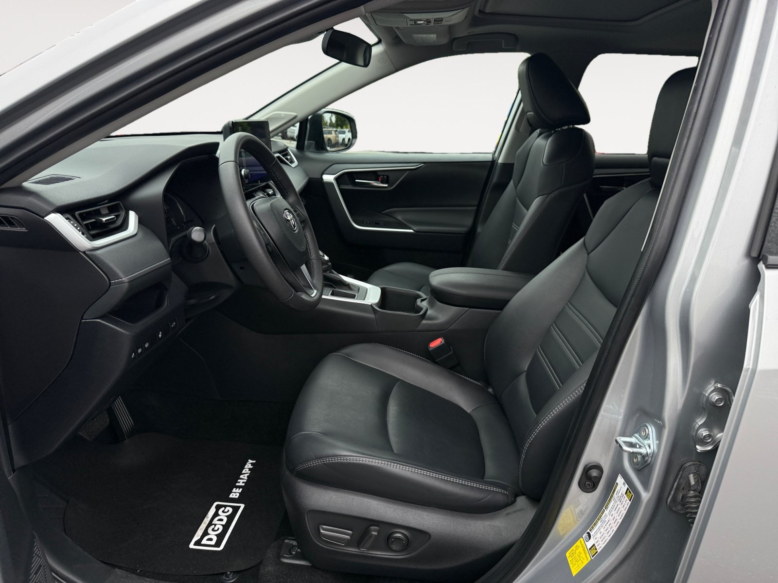 Used 2024 Silver Sky Metallic Toyota XLE Premium image 10