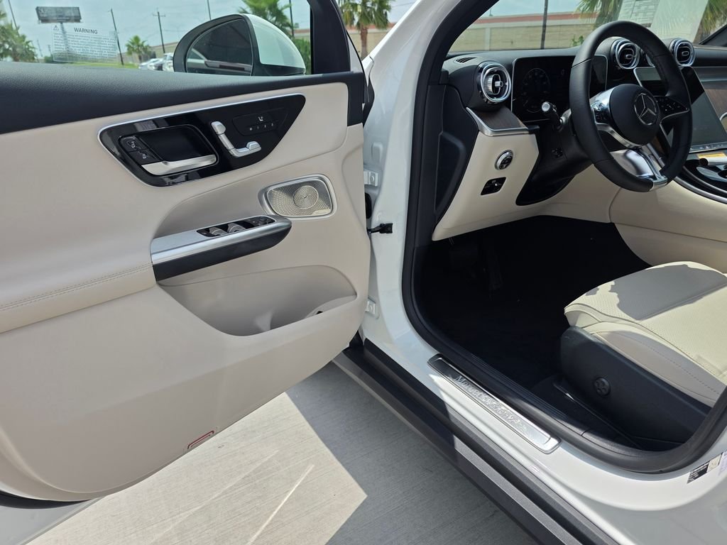 New 2026 Polar White Mercedes-Benz GLC 300 image 12